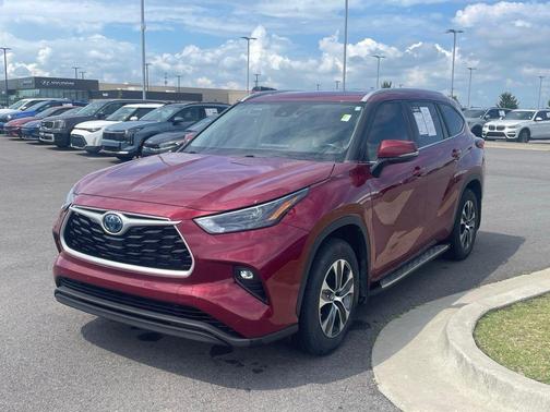 Pearl 2023 Toyota Highlander Hybrid XLE