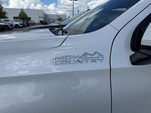 2025 Chevrolet Suburban 4WD High Country