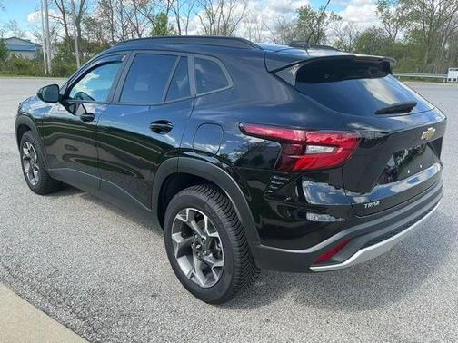 Mosaic Black Metallic 2025 Chevrolet Trax LT