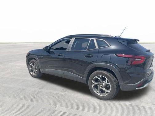 Mosaic Black Metallic 2025 Chevrolet Trax LT