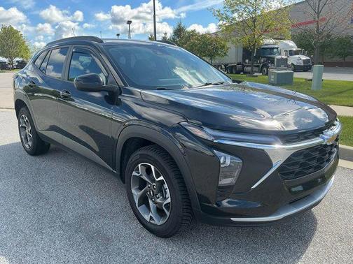 Mosaic Black Metallic 2025 Chevrolet Trax LT