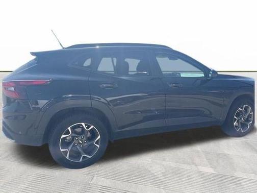 Mosaic Black Metallic 2025 Chevrolet Trax LT