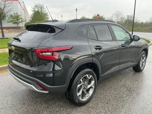Mosaic Black Metallic 2026 Chevrolet Trax LT
