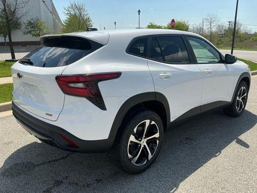 Summit White 2026 Chevrolet Trax FWD 1RS