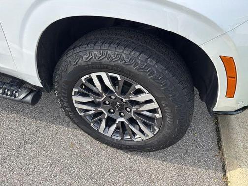 Iridescent Pearl Tricoat 2025 Chevrolet Suburban 4WD Z71