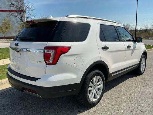 White Platinum Clearcoat Metallic 2019 Ford Explorer XLT