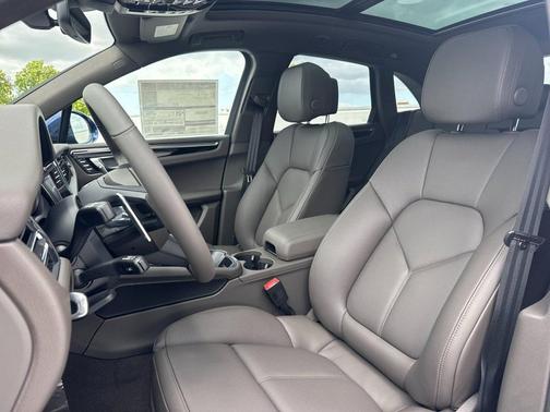 GENTIAN BLUE 2026 Porsche Macan Macan