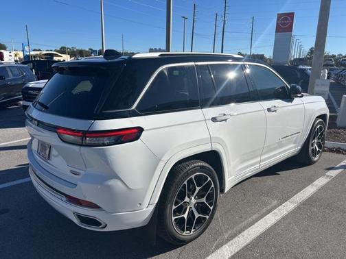 2022 Jeep Grand Cherokee Summit