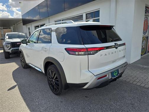2025 Nissan Pathfinder Platinum 4WD
