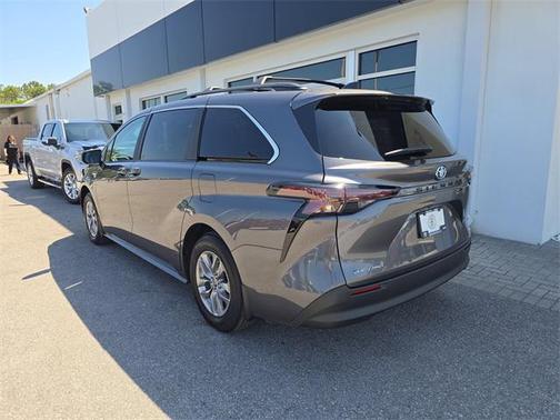2025 Toyota Sienna LE