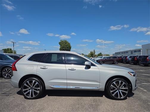 2023 Volvo XC60 B5 AWD Ultimate Bright