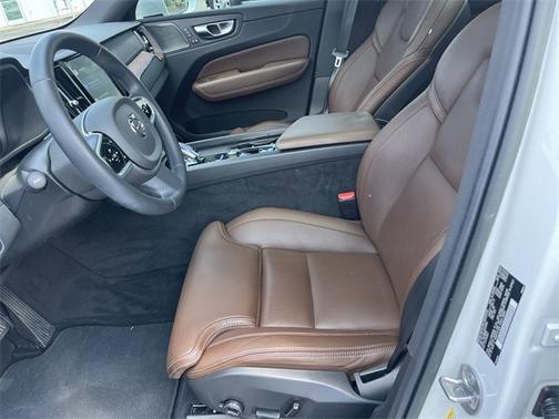 2022 Volvo XC60 B5 FWD Inscription