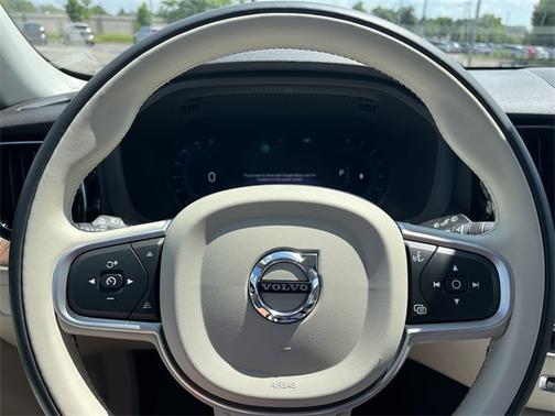2022 Volvo XC60 B5 FWD Momentum