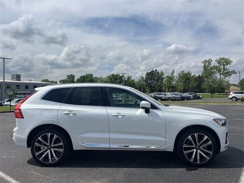 2023 Volvo XC60 B5 FWD Ultimate Bright