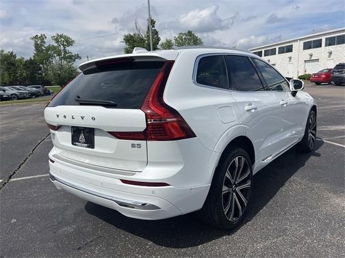 2023 Volvo XC60 B5 FWD Ultimate Bright