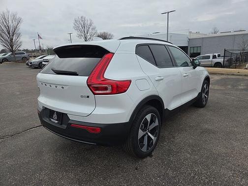 Crystal White 2026 Volvo XC40 Plus