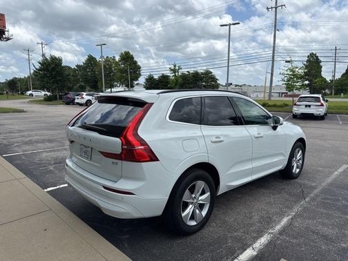 2022 Volvo XC60 B5 FWD Momentum