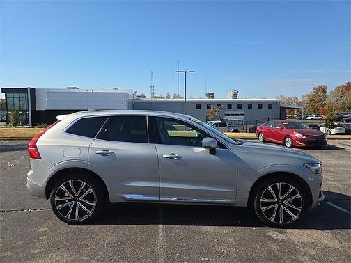 2023 Volvo XC60 B5 FWD Ultimate Bright