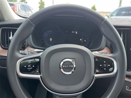 2023 Volvo XC60 B5 FWD Plus Bright