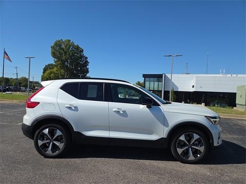 2023 Volvo XC40 B5 AWD Plus Dark