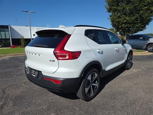 2023 Volvo XC40 B5 AWD Plus Dark