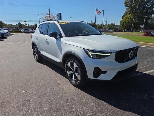 2023 Volvo XC40 B5 AWD Plus Dark