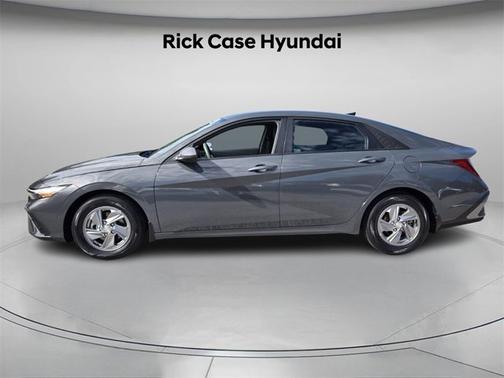 2024 Hyundai ELANTRA SE