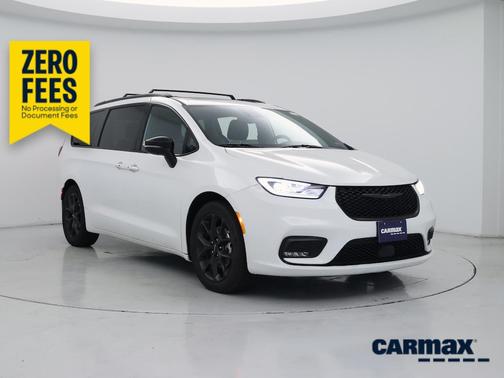White 2025 Chrysler Pacifica Limited