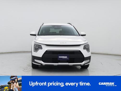 White 2023 Kia Niro EX