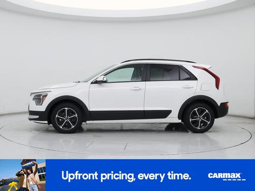 White 2023 Kia Niro EX