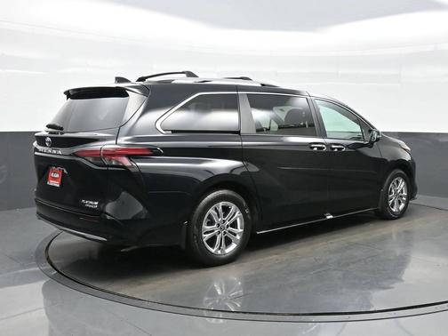 2024 Toyota Sienna Platinum