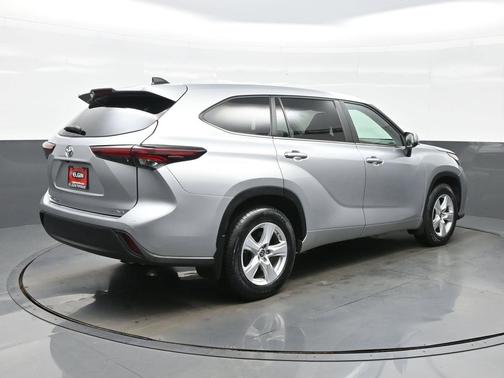 Celestial Silver Metallic 2024 Toyota Highlander LE