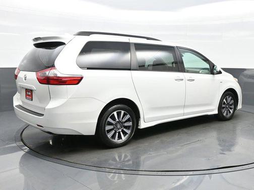 2020 Toyota Sienna XLE