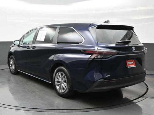 2024 Toyota Sienna LE