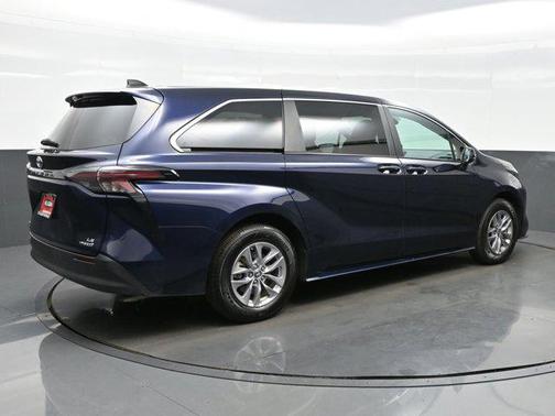 2024 Toyota Sienna LE