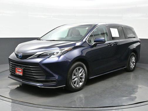 2024 Toyota Sienna LE