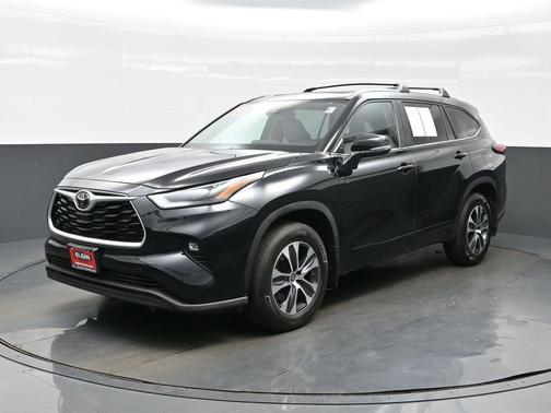 Midnight Black Metallic 2023 Toyota Highlander XLE