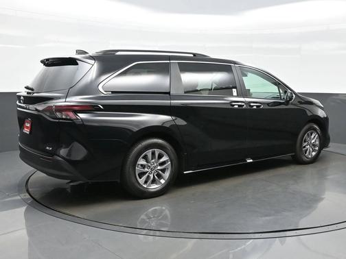 2025 Toyota Sienna XLE 7 Passenger