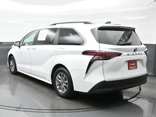 2022 Toyota Sienna LE