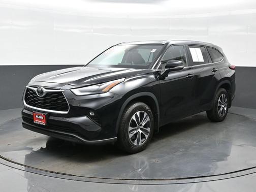 Midnight Black Metallic 2023 Toyota Highlander XLE