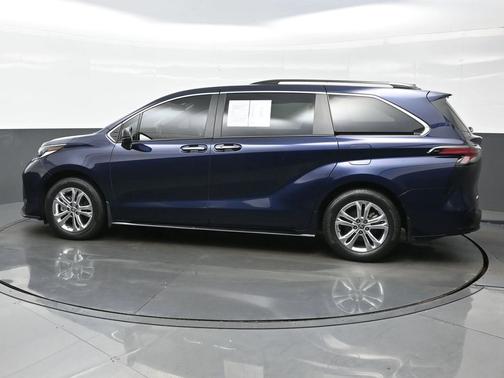 2022 Toyota Sienna XSE 7 Passenger