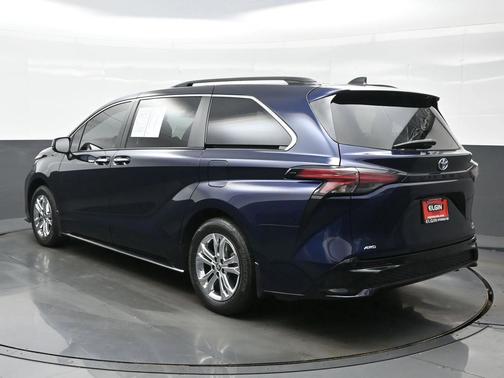 2022 Toyota Sienna XSE 7 Passenger