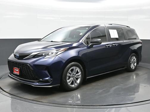 2022 Toyota Sienna XSE 7 Passenger