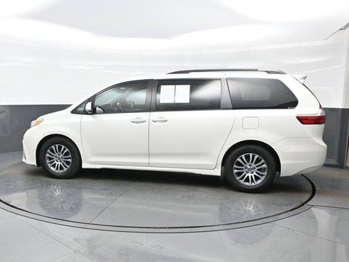2020 Toyota Sienna XLE