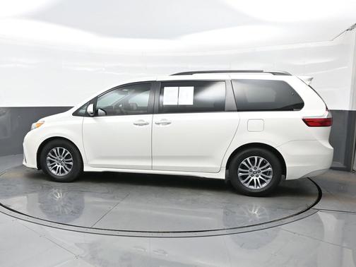 2020 Toyota Sienna XLE