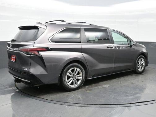 2022 Toyota Sienna Limited 7-Passenger