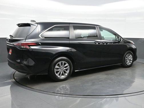 2022 Toyota Sienna LE