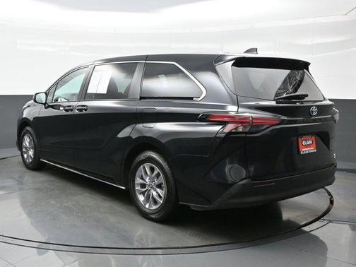 2022 Toyota Sienna LE