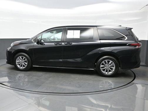 2022 Toyota Sienna LE