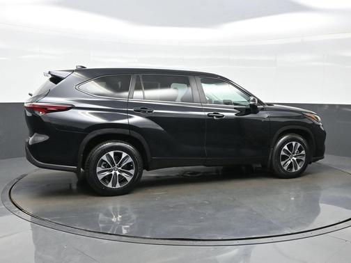 Midnight Black Metallic 2024 Toyota Highlander XLE